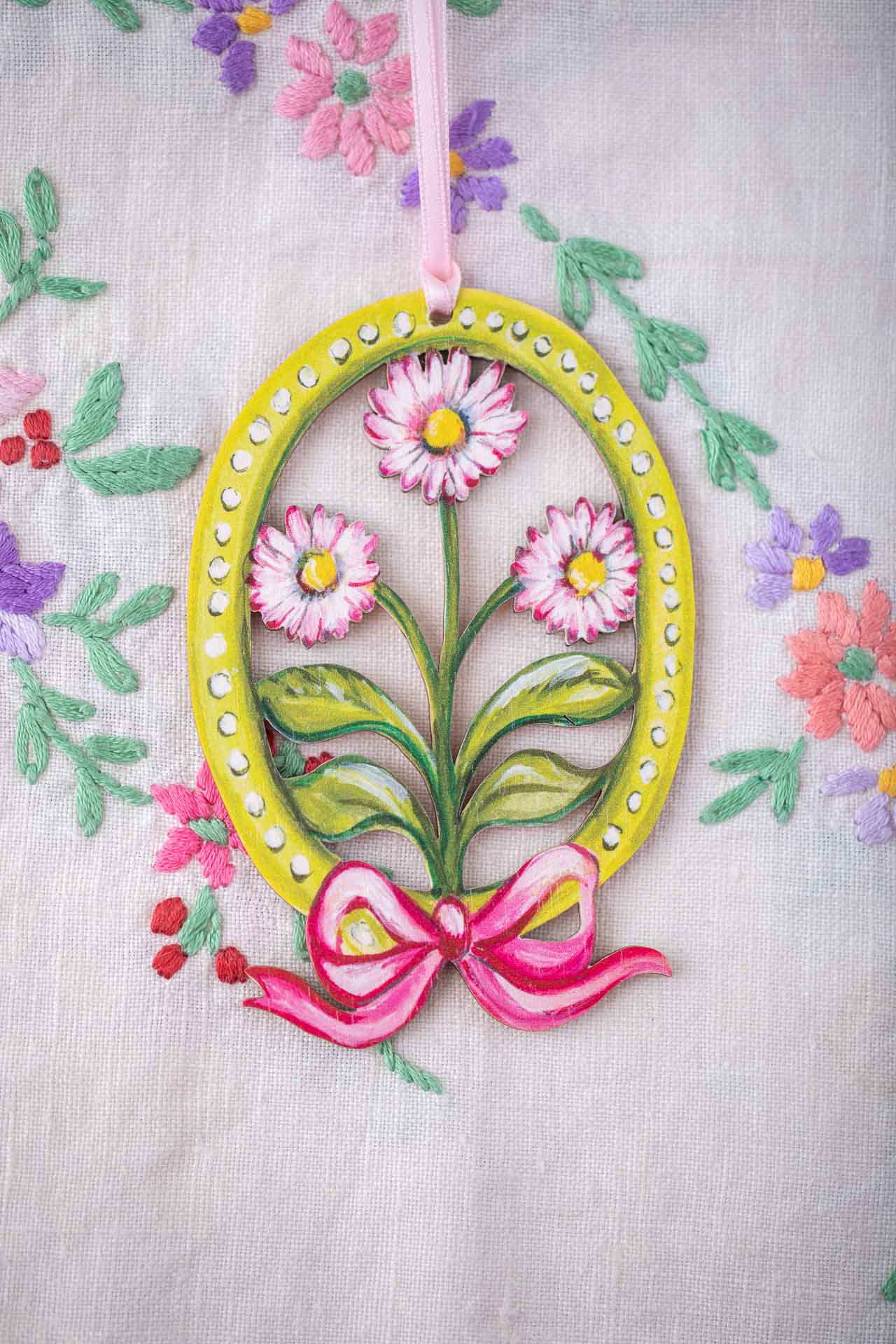 Daisy and Bow ~ Hanging Wooden Decoration