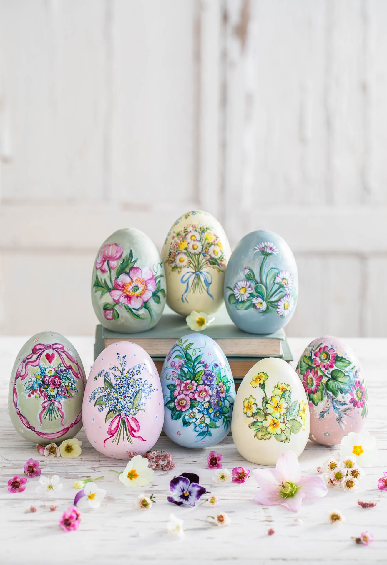 Hand Painted Wooden Heirloom Easter Egg ~ Daisy Bouquet