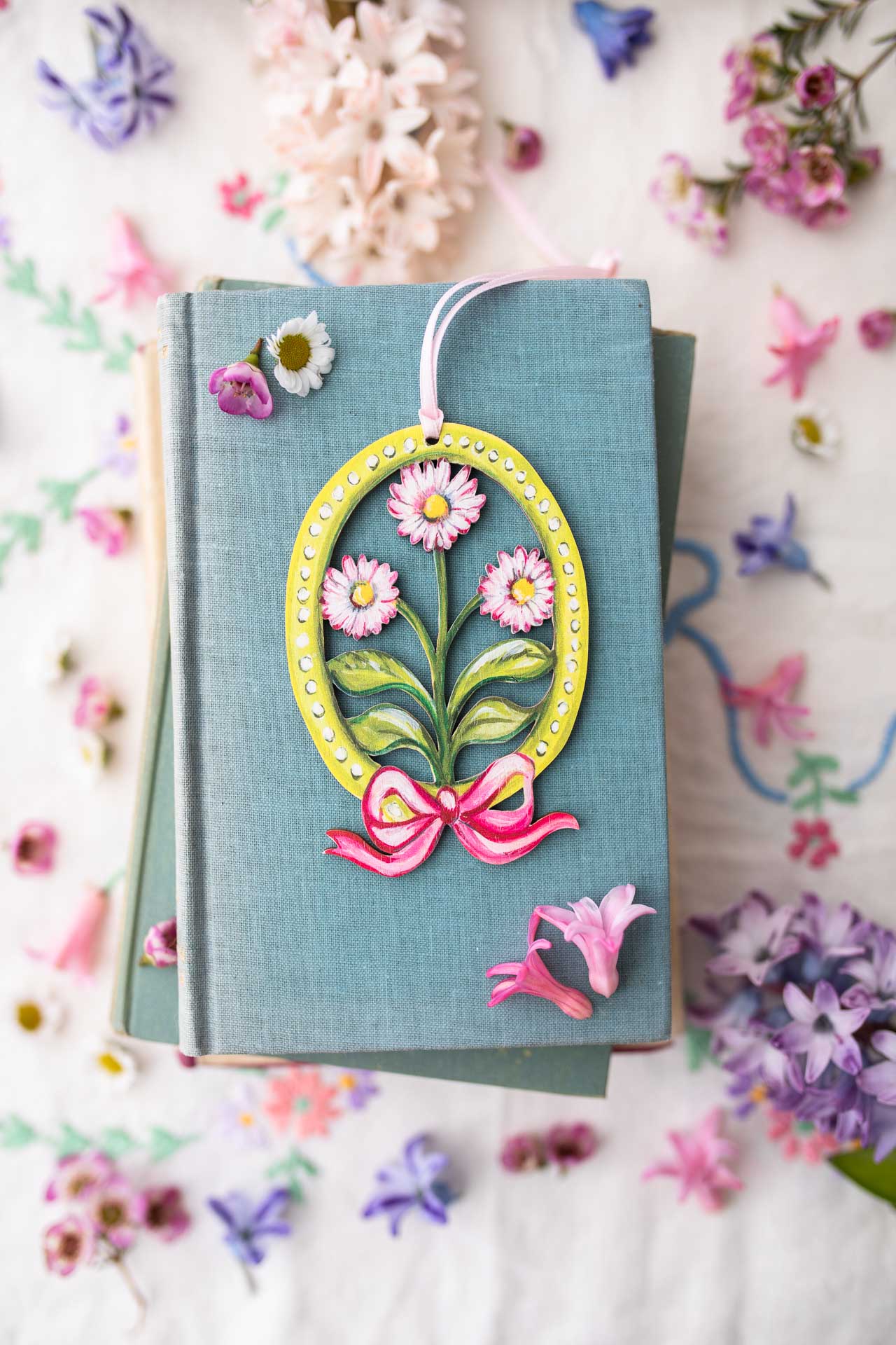 Daisy and Bow ~ Hanging Wooden Decoration